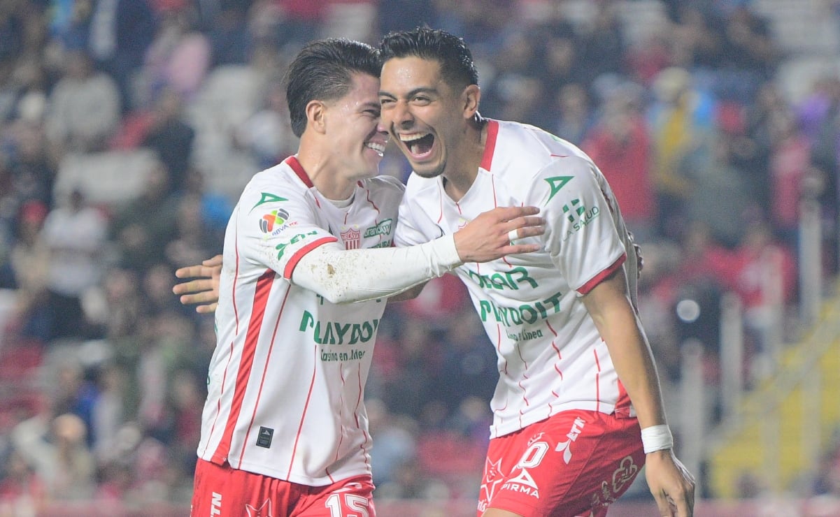 Javier Aquino lanza 