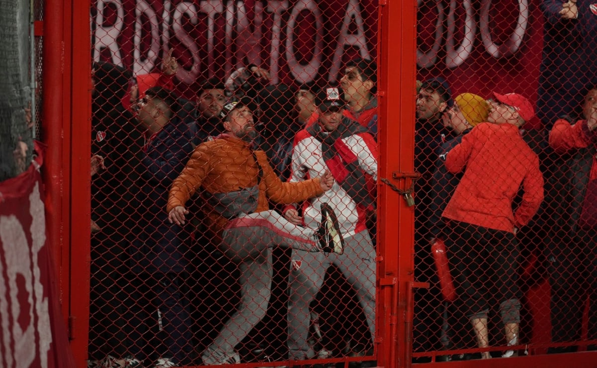 Cancelan partido entre Independiente y Universidad de Chile por violencia en las gradas; se desatan peleas entre aficionados