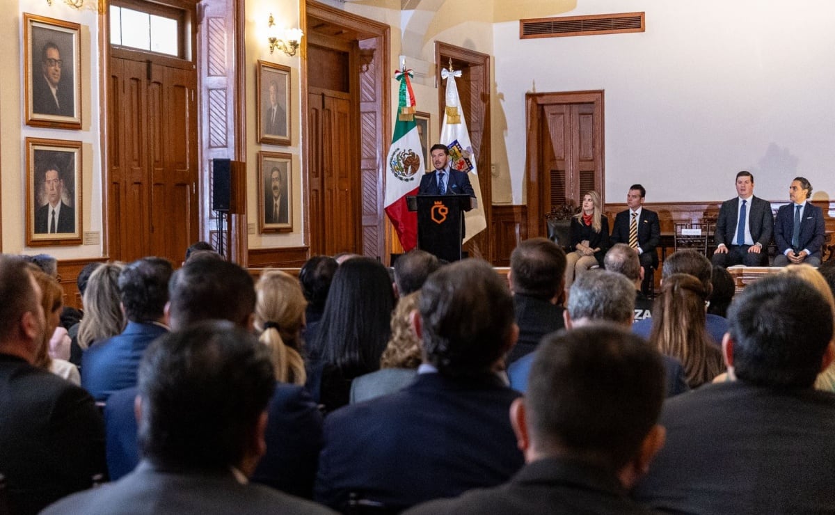 Captan a Adán Augusto en el Senado viendo el partido del Barça; lo hace mientras comparece el secretario de Hacienda 