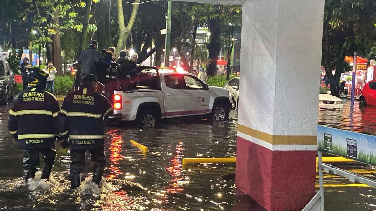 Tromba vuelve a pegar a Iztapalapa; reportan severas inundaciones y afectaciones en paradero de Santa Martha