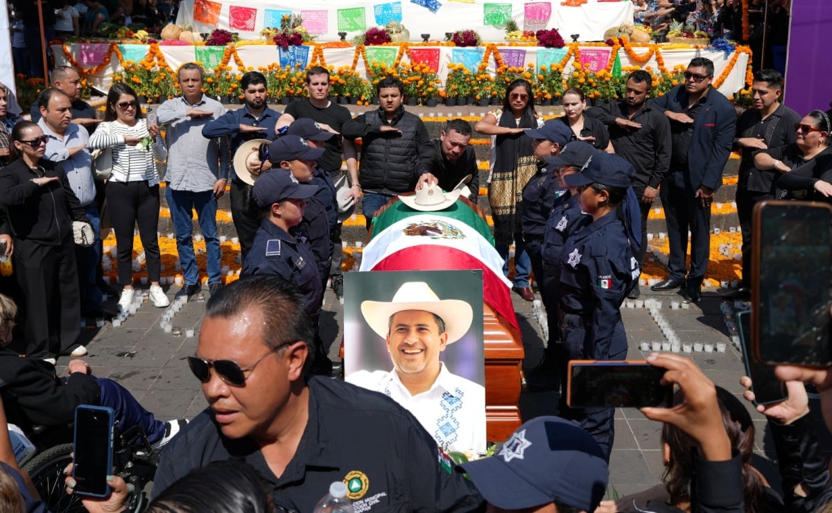 Honran a las estrellas con ofrendas  y cempasúchil