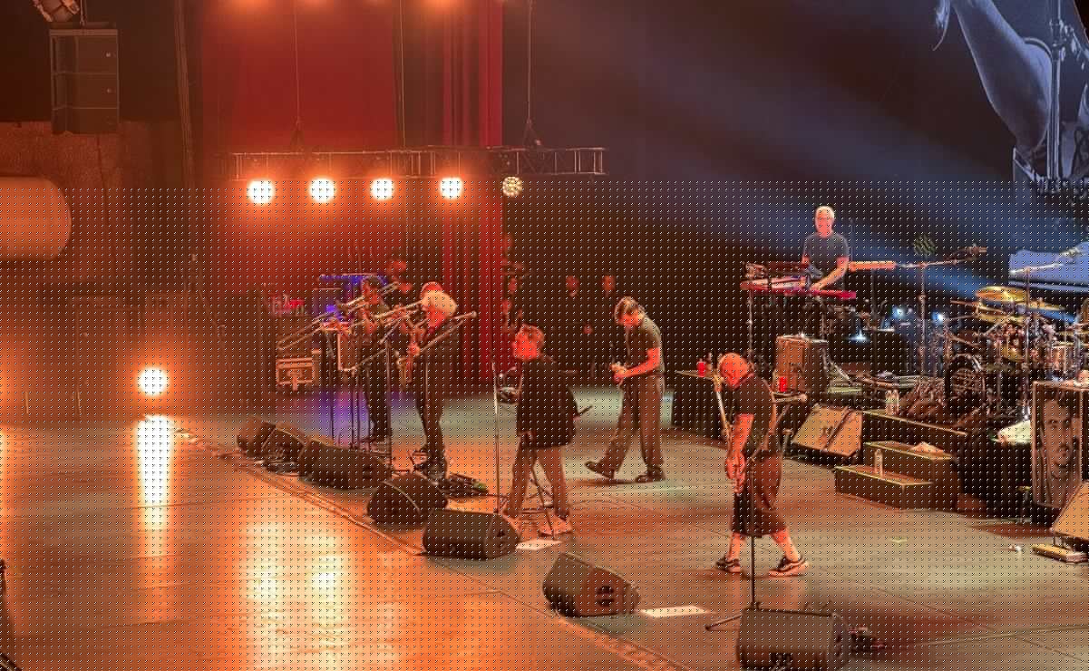 Colocan ballenas para tren a Pachuca