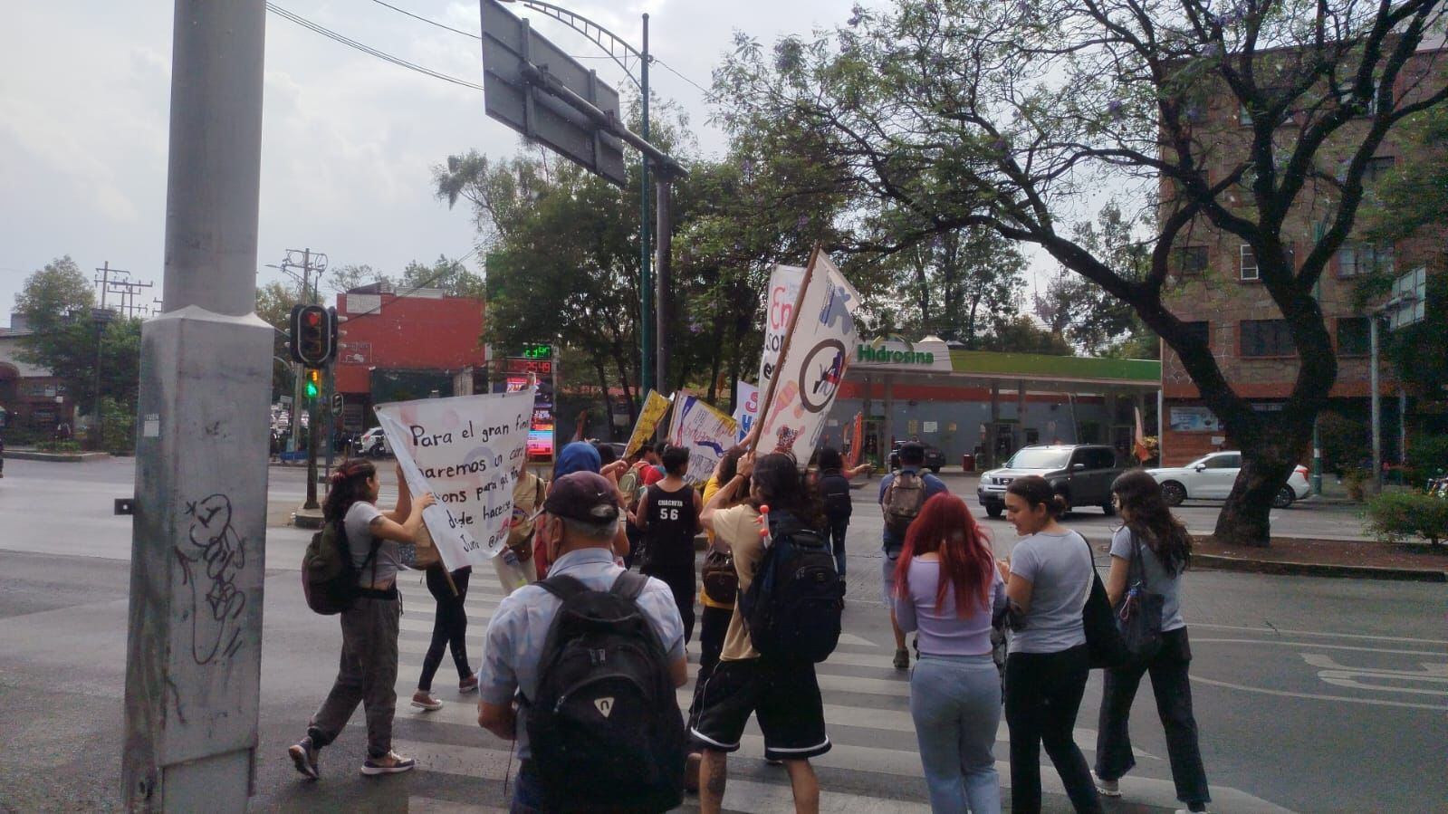 Tribunal bloquea el intento de un juez para declarar al gobierno Trump en desacato; continúa enviando migrantes a El Salvador
