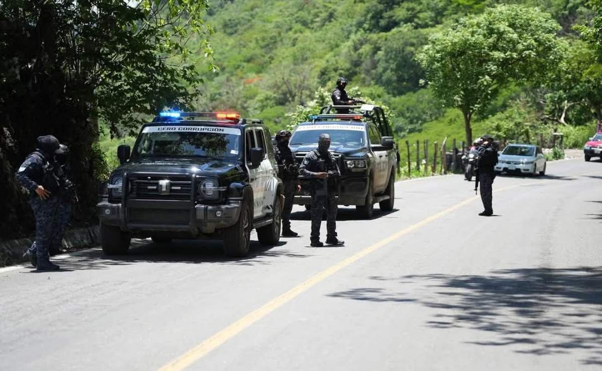 Tráiler se estrella contra caseta de cobro; mueren el chofer y dos empleados en Angostura, Sinaloa