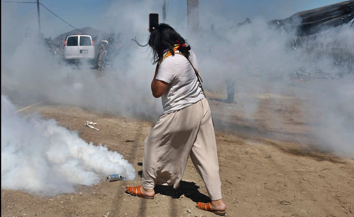 Bloquean paso a Claudia Sheinbaum en Ensenada; sale de su camioneta y con megáfono atiende a manifestantes