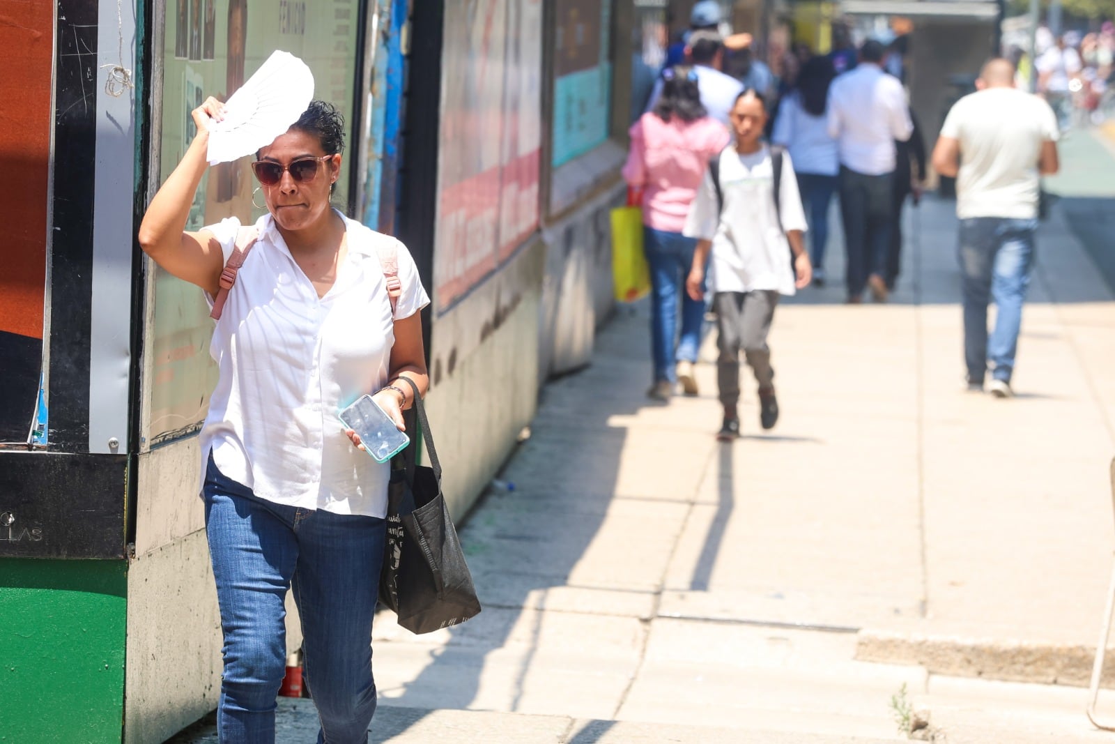 FOTOS: Inicia instalación del alumbrado para la celebración de las fiestas patrias en el Zócalo de la CDMX