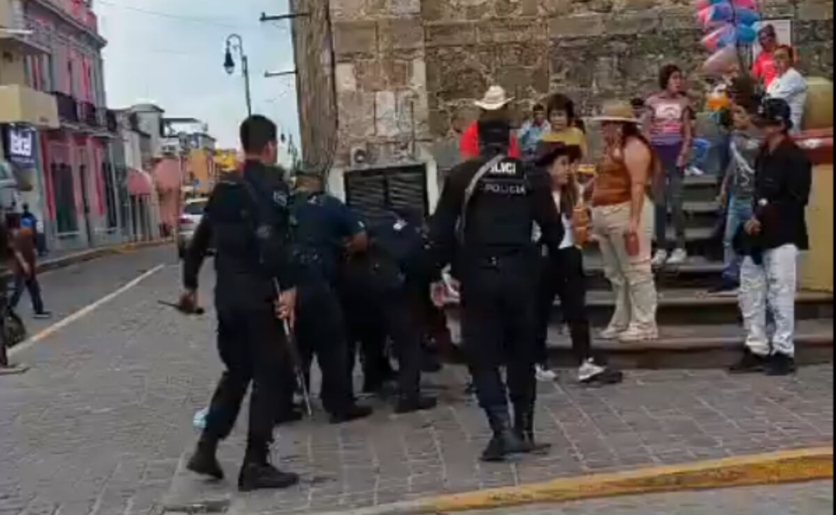 Regreso a clases; estudiantes llegan a las aulas entre lluvia, alegría, música, disfraces y silbatos de policía