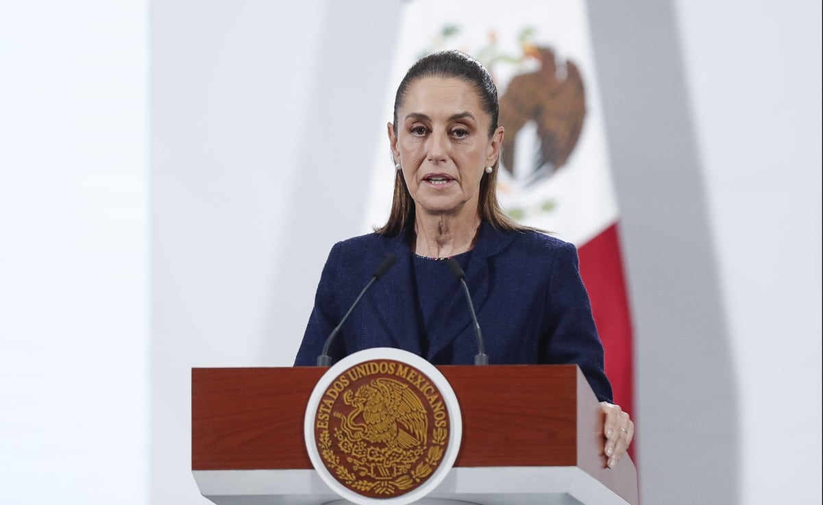 León Marchand convive con jóvenes nadadores