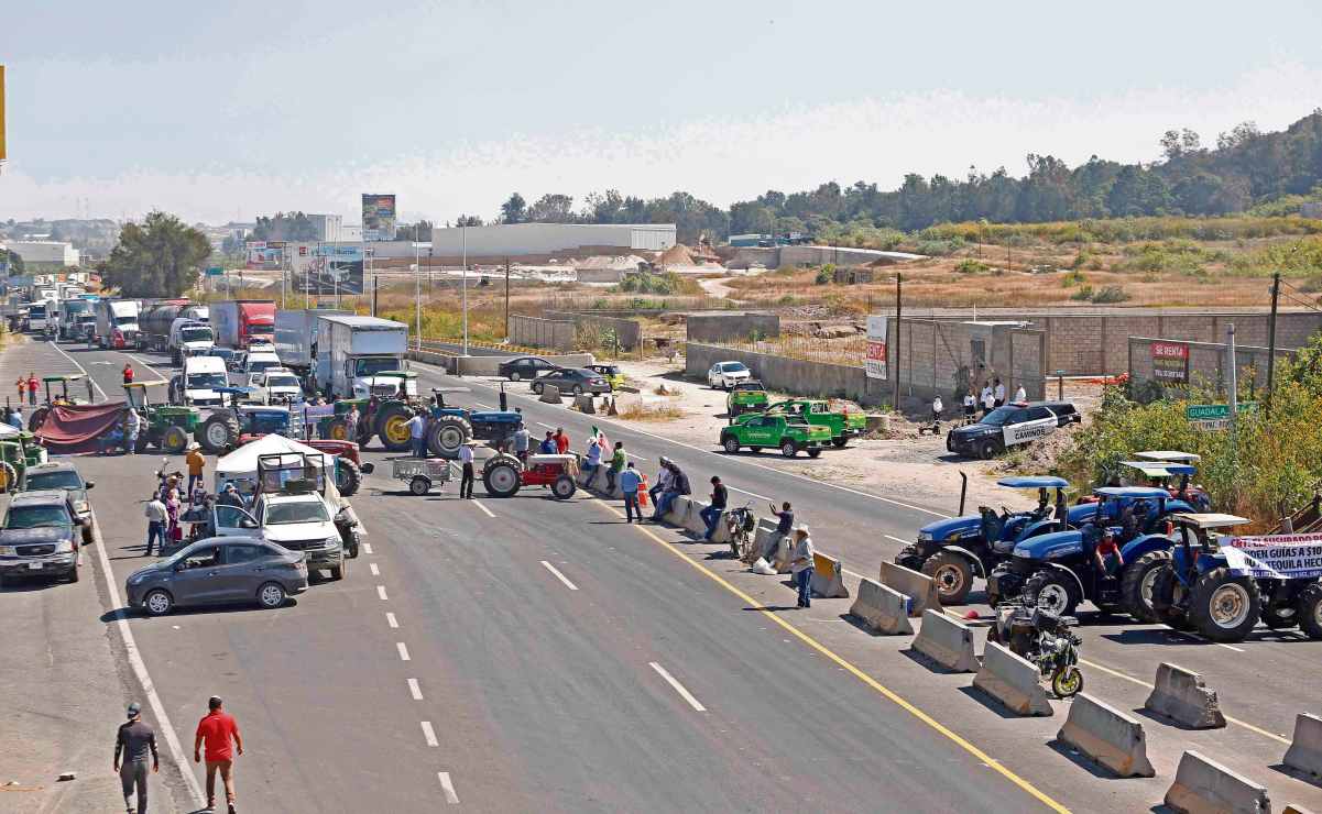 Abandonan cuerpo envuelto en plástico frente a panteón de Nativitas, Tlaxcala
