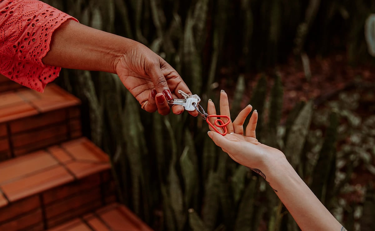 Apple, hija de Chris Martin, lanza su primer video musical tras críticas por su “canto desafinado”