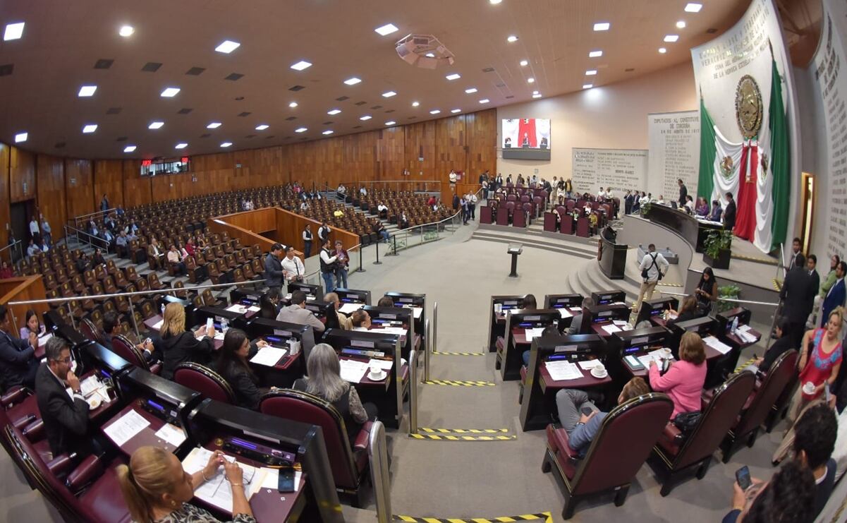 Integrantes de varios sindicatos de Veracruz protestan ante Congreso estatal; acusan que gobierno busca tomar control del registro sindical