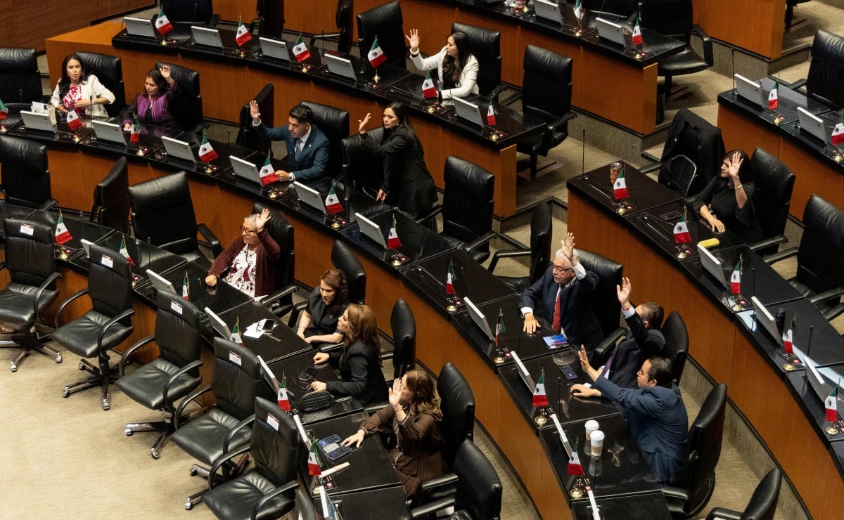 Integrantes de varios sindicatos de Veracruz protestan ante Congreso estatal; acusan que gobierno busca tomar control del registro sindical