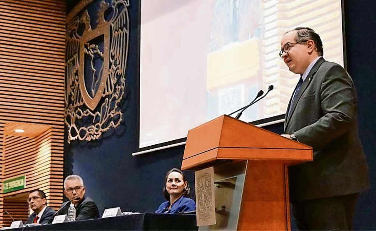 Renuncia rector de la UAEMéx para reducir tensión