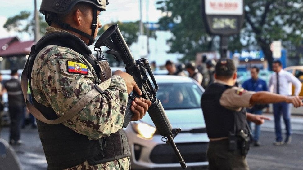 Tractocamión con exceso de dimensiones choca puente peatonal en Tultitlán; provoca cierre de Vía José López Portillo