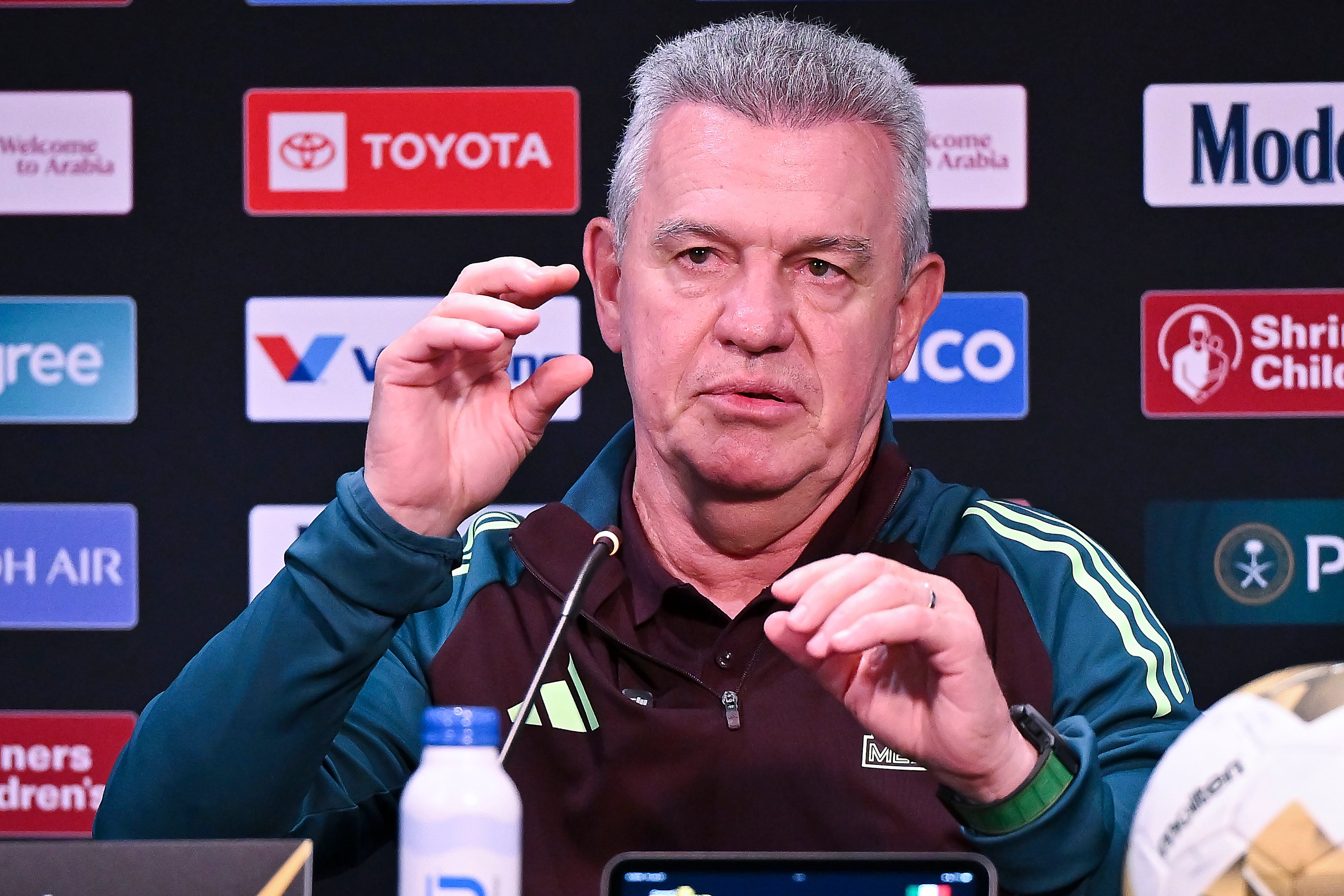 'Gallito' Vázquez recibe reconocimiento por su carrera; afición del Cancún FC lo recuerda con cariño