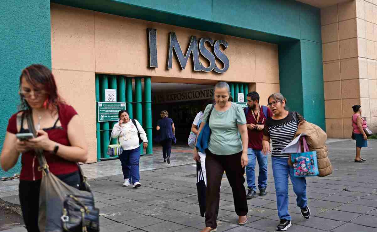 León Marchand convive con jóvenes nadadores