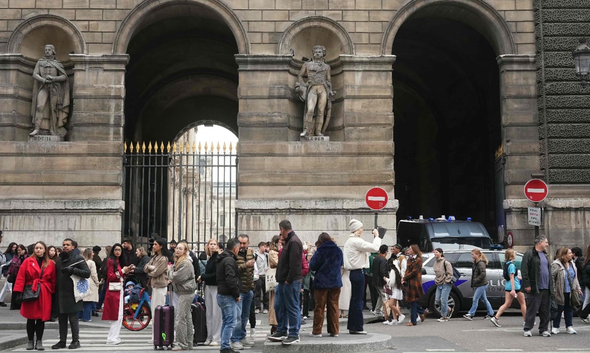 “Hemos fallado”, reconoce Francia ante robo del Louvre