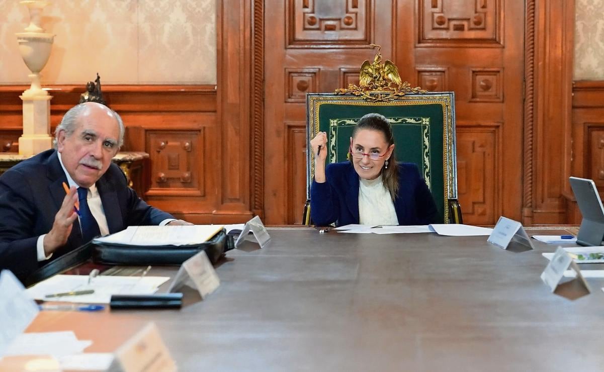 Lupita Villalobos vive momento polémico con fanática en presentación en vivo