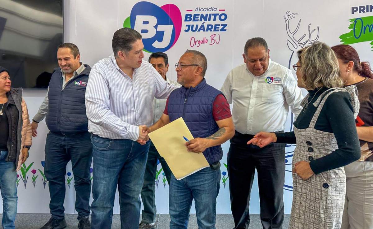 Exhiben en la mañanera “campaña digital” contra gobierno por asesinato de Carlos Manzo; la ligan con Salinas Pliego