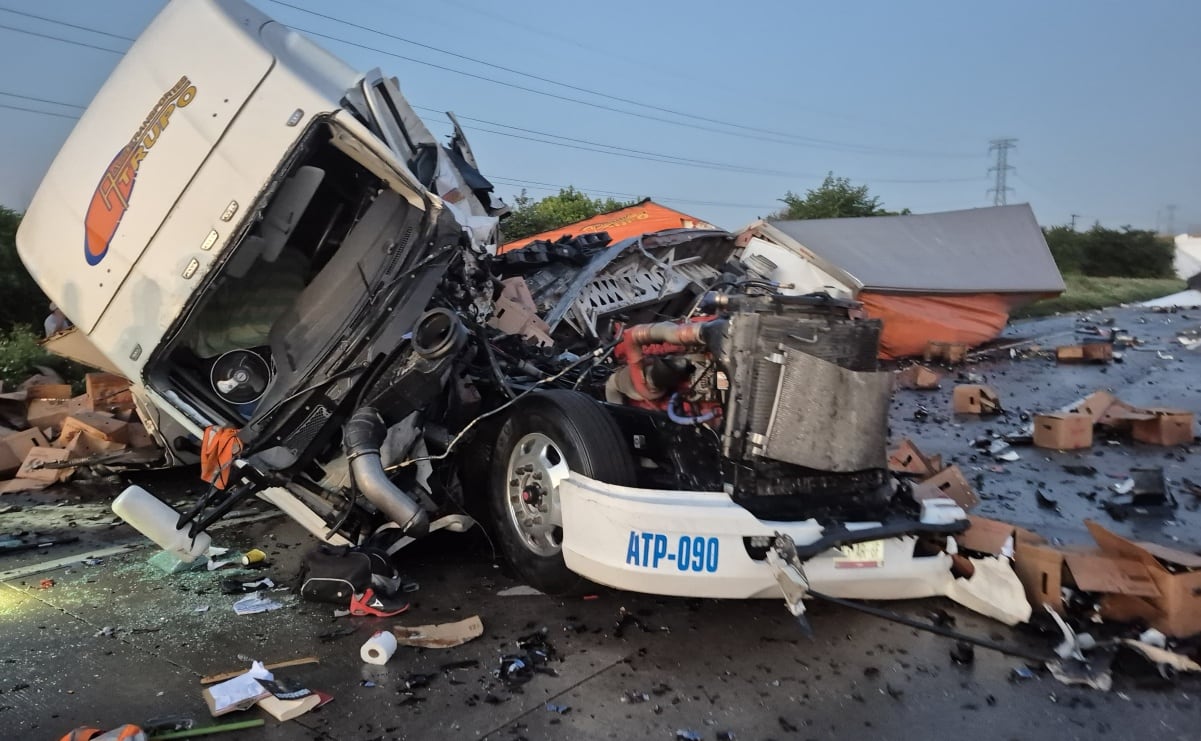 Bloquean carretera federal por demolición de viviendas