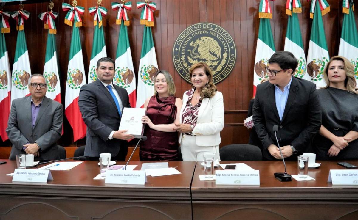 Doña Raquel, abuelita de Carlos Manzo, asiste a la marcha de la Generación Z; avanza en su silla de ruedas para llegar al Zócalo
