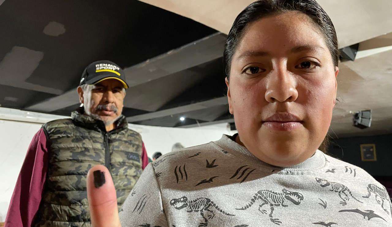 Vestida de payasita, Adela busca a su hija Mónica Alejandrina Ramírez; desapareció hace 20 años en la CDMX