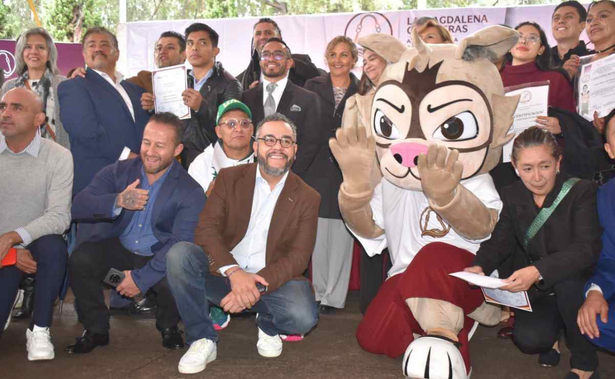 Protestan por cese de director en Xalapa; estudiantes bloquean acceso a Palacio de Gobierno