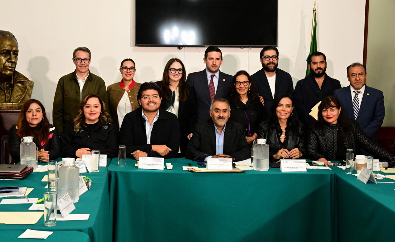 “Saludos a La Barredora”, le gritan a Adán Augusto en paseo por la CDMX; acude a reunión plenaria de Morena