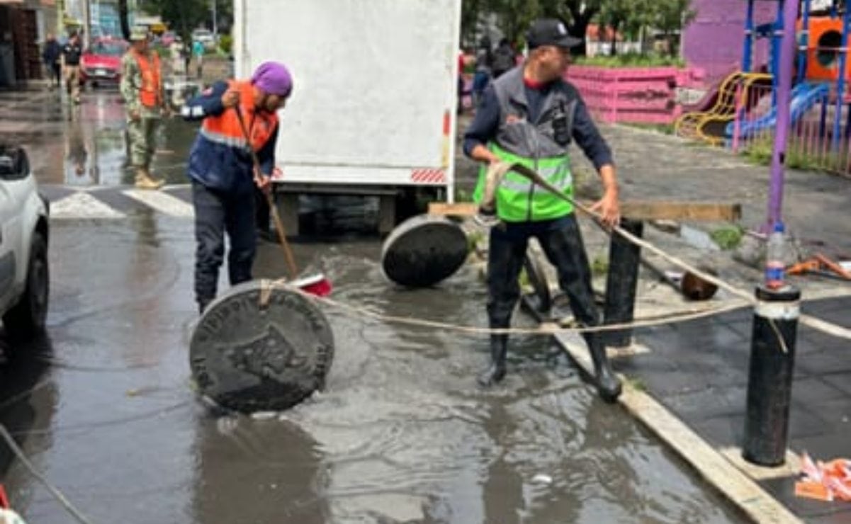 Integrantes de la Escuela Normal de Teteles incendian autobús en Puebla; Gobierno denuncia infiltración de personas ajenas a estudiantes