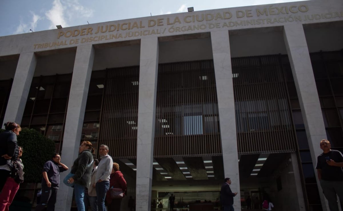 Trabajadores del SAT inician paro nacional y bloquean vialidades en la CDMX