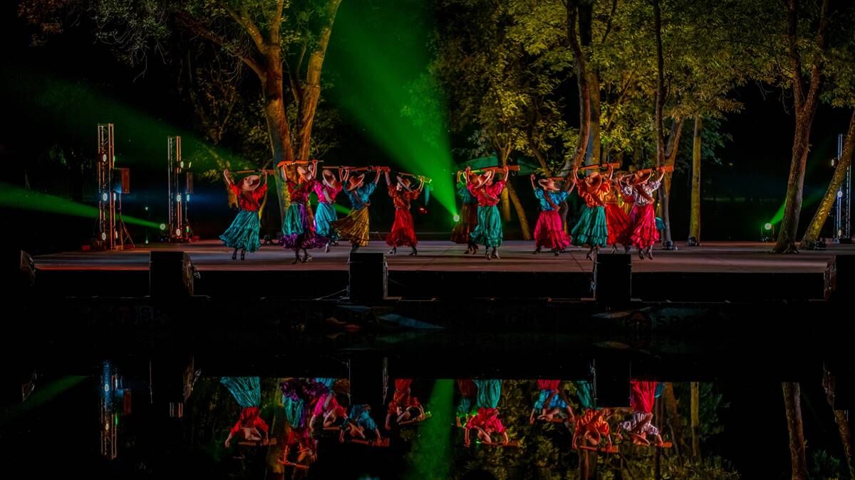 Con música, recuerdan a sus seres queridos