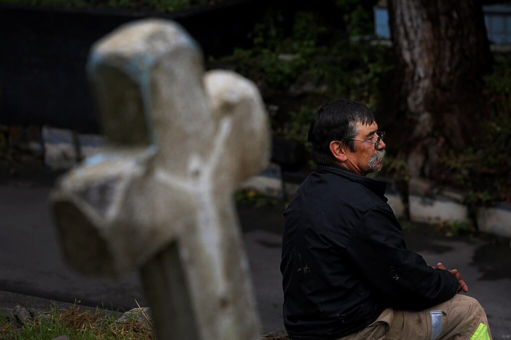 Samuel García entrega tarjetas “Ayudamos”; 