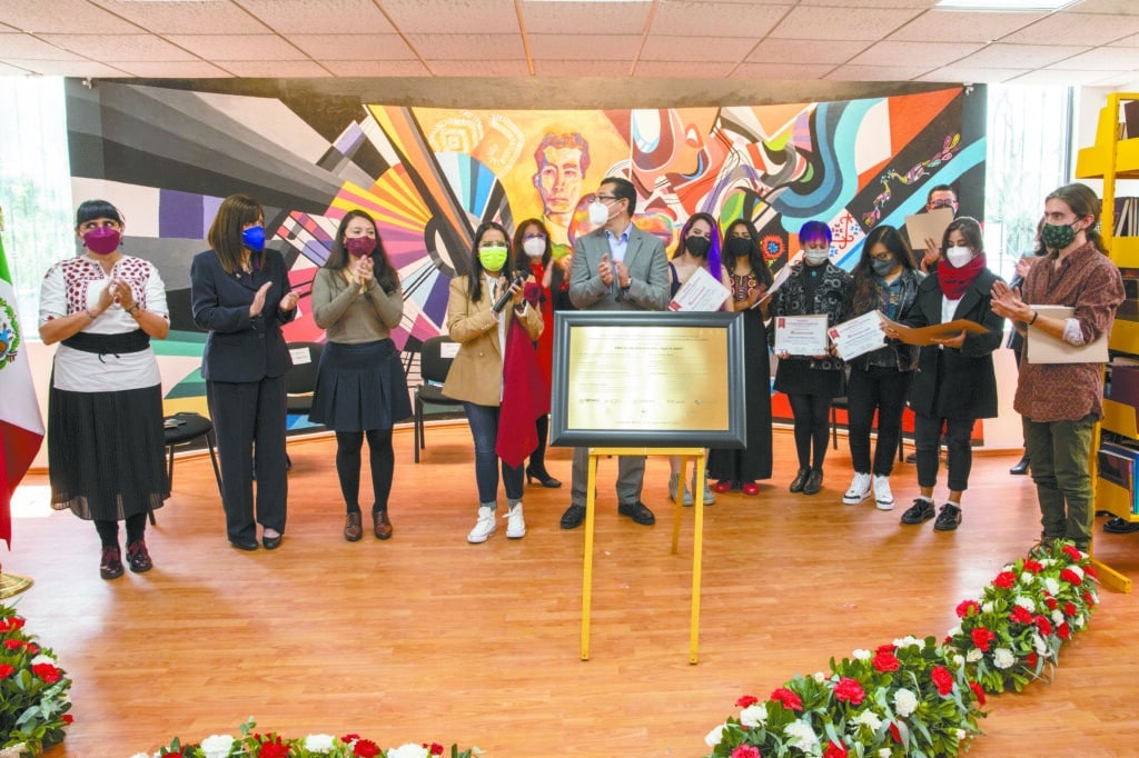 Muralistas de la Universidad Anáhuac decoran biblioteca