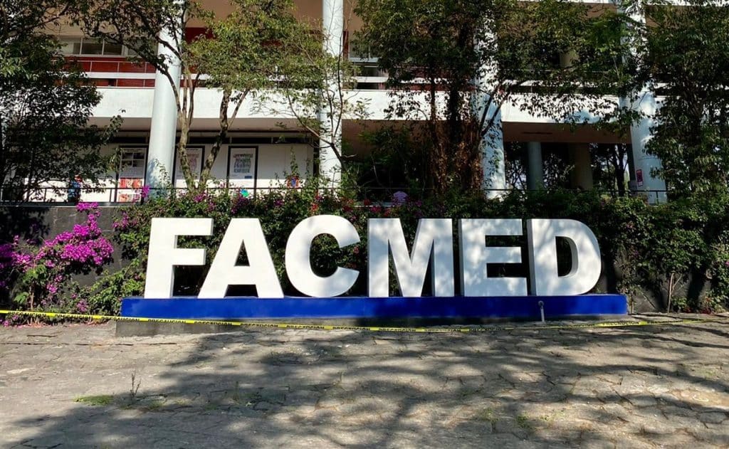 Estudiante de la UNAM muere, se arrojó de edificio en Facultad de Medicina