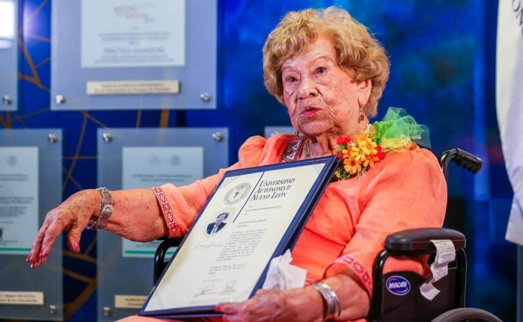 ¡Abuelita de 100 años se titula como abogada!