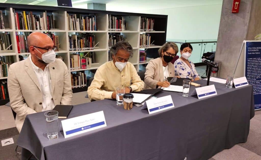 ITESO expande su biblioteca con donación de libros de Pedro Valtierra