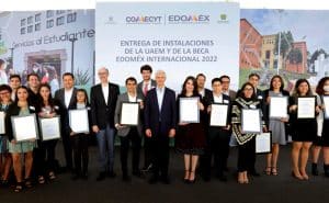 Estado de México entrega becas para estudiar en el extranjero