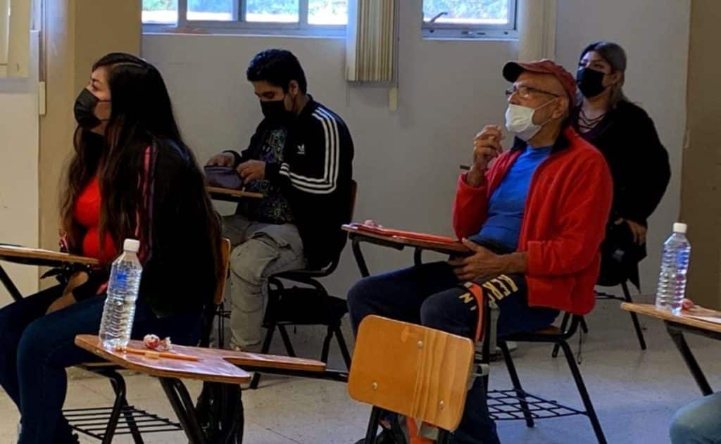 Maestro jubilado de 65 años hace examen para entrar a la universidad