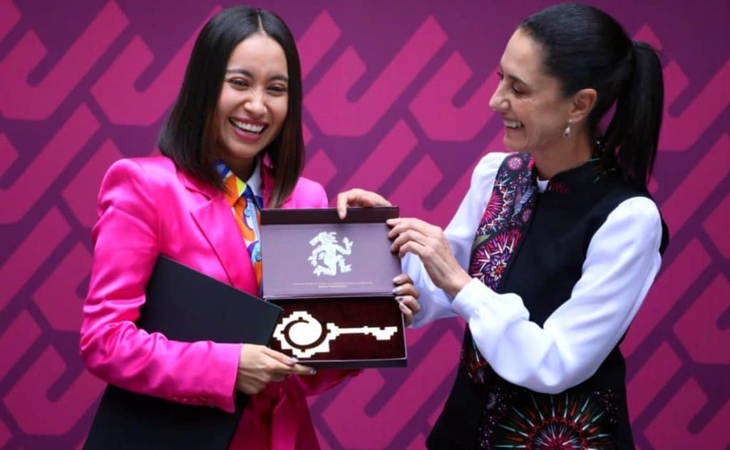 Katya Echazarreta, astronauta mexicana, recibe llave de la CDMX