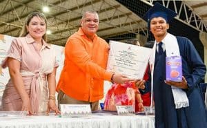 Viral: Joven logra graduarse de la universidad vendiendo gomitas