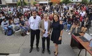 Docentes de la UDG se reúnen frente Casa Jalisco para dar clases