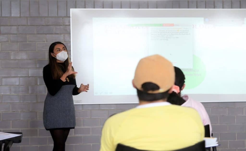 Analizan-Implicaciones-del-tránsito-de-la-educación-presencial-a-un-ambiente-virtual