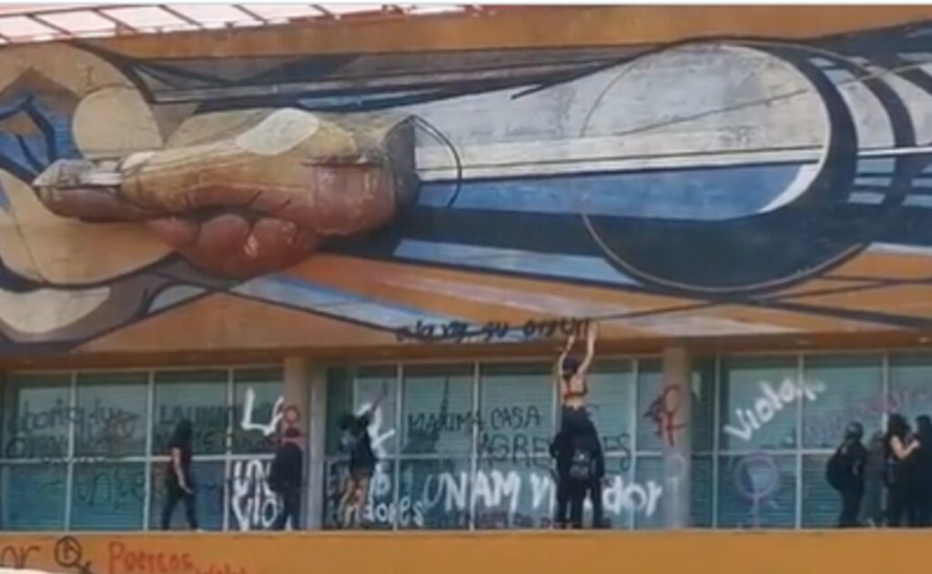 ¿Por qué vandalizaron en mural de David Alfaro Siqueiros en Rectoría de la UNAM?