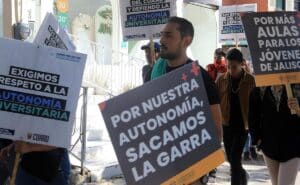 Comunidad de la UdeG hace “Caminata por la autonomía”; piden presupuesto digno