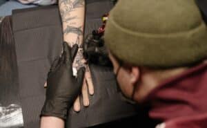 ¿Existen riesgos para la salud por hacerte tatuajes? UNAM responde