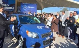 Estudiantes del Conalep convierten auto de gasolina en eléctrico