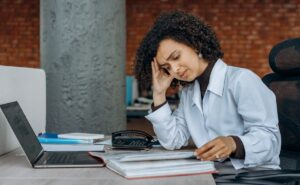 ¿Qué es el burnout laboral y cómo enfrentarlo? Experta del Tec de Monterrey lo explica