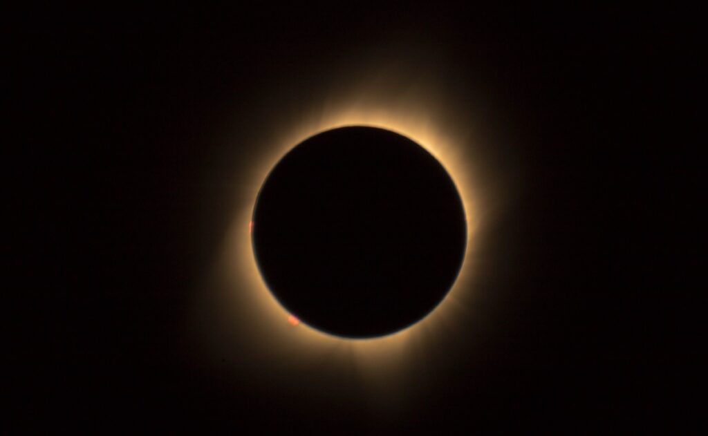 Eclipse-solar-y-lluvias-de-estrellas-fenómenos-2023