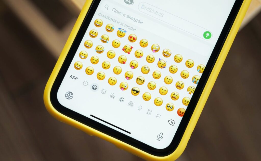 “Los emojis son como la vuelta al jeroglífico”: IBERO