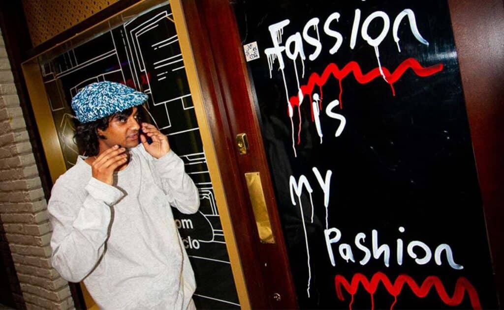 @ellearl Navinder Nangla mirando su obra "Fassion is my pashion"
